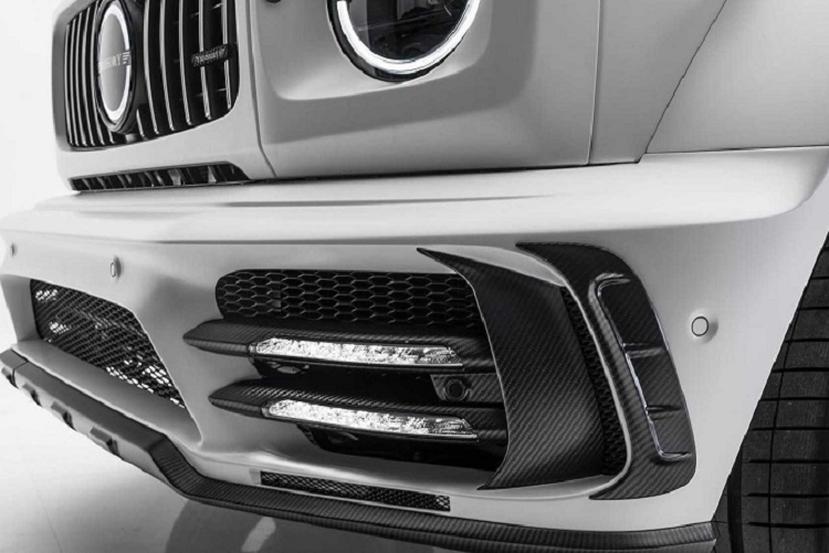 Cách phối màu đen và trắng vẫn tiếp tục được sử dụng cho khoang nội thất, với các đường chỉ khâu họa tiết kim cương cùng dòng chữ “VIVA EDITION” xuất hiện trên khu vực cần số, tựa ghế và thảm trải sàn.