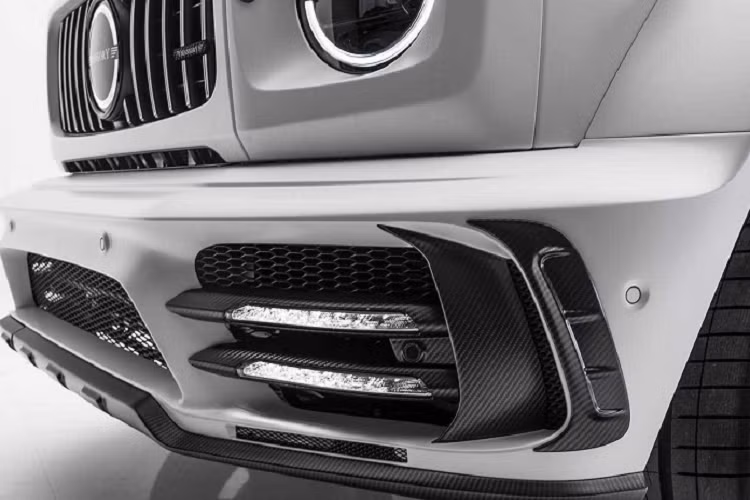 Cách phối màu đen và trắng vẫn tiếp tục được sử dụng cho khoang nội thất, với các đường chỉ khâu họa tiết kim cương cùng dòng chữ “VIVA EDITION” xuất hiện trên khu vực cần số, tựa ghế và thảm trải sàn.