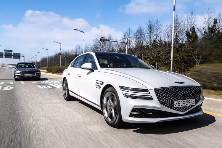 Giá xe Genesis G80 2021 tại thị trường quốc tế từ 47.700 USD (khoảng 1,1 tỉ đồng), thấp hơn Mercedes-Benz E-Class 6.000 USD (khoảng 140 triệu đồng). bản G80 2.5T Prestige có giá 56.600 USD (khoảng 1,3 tỉ đồng). Bản G80 3.5T có giá khởi điểm từ 59.100 USD. Phiên bản cao cấp nhất là Genesis G80 3.5T Prestige có giá từ 65.100 USD (khoảng 1,5 tỉ đồng).