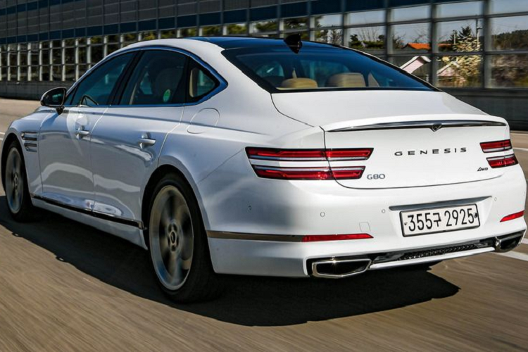 Về truyền động, chưa rõ chiếc Genesis G80 2021 tại Việt Nam sử dụng động cơ gì. Tuy nhiên, tại thị trường Mỹ, mẫu xe này được bán ra với 2 tuỳ chọn về động cơ, bao gồm động cơ 4 xy-lanh 2.5L tăng áp, cho ra công suất tối đa 300 mã lực và 421 Nm mô-men xoắn cực đại. Tiếp tới là động cơ 3.5L tăng áp, cho ra công suất tối đa 375 mã lực và 530 Nm mô-men xoắn cực đại.