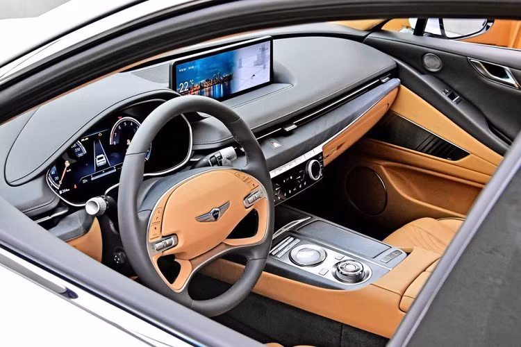 Về thiết kế tổng thể, Genesis G80 2021 sở hữu phong cách thiết kế khá bắt mắt, nổi bật và mang hơi hướng năng động, hiện đại. Ở phần đầu xe, G80 gần như là một phiên bản "Copy &amp; paste" của đàn anh G90 với cụm đèn chiếu sáng chính 2 tầng tách biệt, mặt ca-lăng và cản dưới với hoạ tiết mắt cáo mạ chrome sáng bóng quen thuộc... tạo nên diện mạo không thể nhầm lẫn.