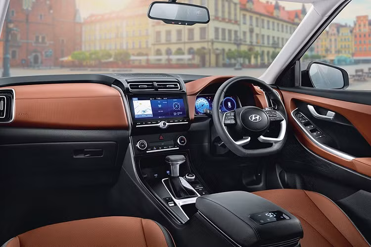 Những trang bị hứa hẹn "ăn điểm" khác của Hyundai Alcazar 2021 bao gồm bệ bước chân, đèn chờ dẫn đường hiện logo của hãng Hyundai xuống mặt đất, tấm chắn nắng dạng trượt ở hàng ghế trước, rèm che nắng chỉnh tay ở cửa sổ sau, hệ thống đèn viền nội thất Ambient Light 64 màu, ghế lái chỉnh điện 8 hướng và cửa sổ trời toàn cảnh Panorama chỉnh bằng giọng nói. 