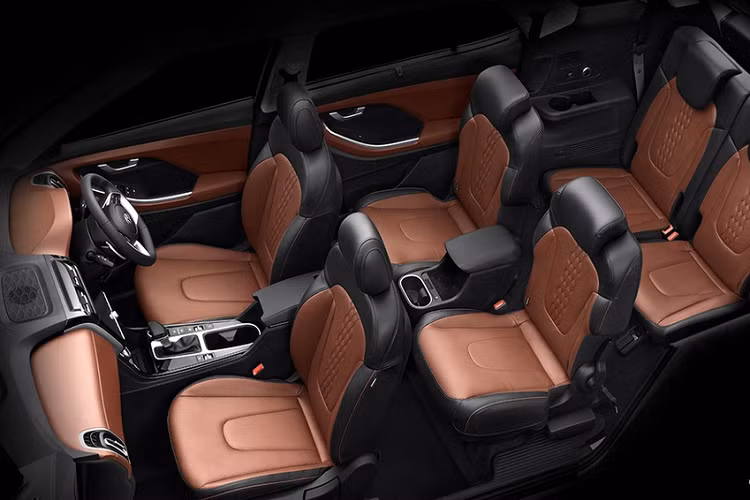 Bên trong Hyundai Alcazar 2021 là không gian nội thất 6 chỗ hoặc 7 chỗ, tùy lựa chọn của người mua. Ở phiên bản 6 chỗ, mẫu SUV này được trang bị 2 ghế thương gia ở giữa, tách riêng với nhau bằng bệ tì tay trung tâm. Thực dụng hơn, trên lưng ghế trước còn có bàn gấp để hành khách ngồi phía sau đặt những thiết bị như iPad lên và tích hợp cả ngăn đựng cốc.