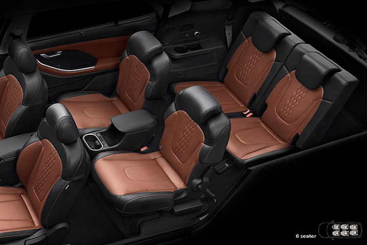 Trong khi đó, phiên bản 7 chỗ dùng ghế dài ở giữa với tỷ lệ gập 60:40. Ngoài ra, hàng ghế thứ 2 còn có cơ chế nghiêng và gập một chạm để hành khách bước xuống hàng ghế cuối dễ dàng hơn. 