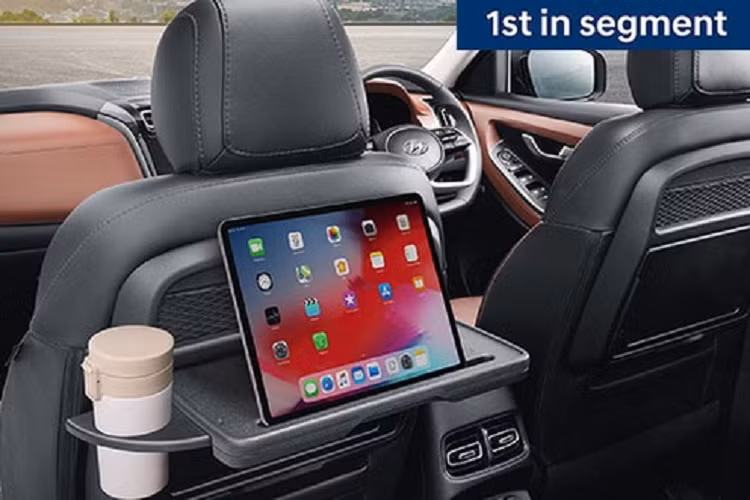 Riêng hàng ghế thứ 3 của xe khá nhỏ, phù hợp với trẻ em hơn mặc dù hãng Hyundai khẳng định là 2 người trưởng thành ngồi vẫn vừa và thoải mái. Hàng ghế thứ 3 này có đủ cửa gió điều hòa riêng, ngăn đựng cốc và cổng sạc USB.