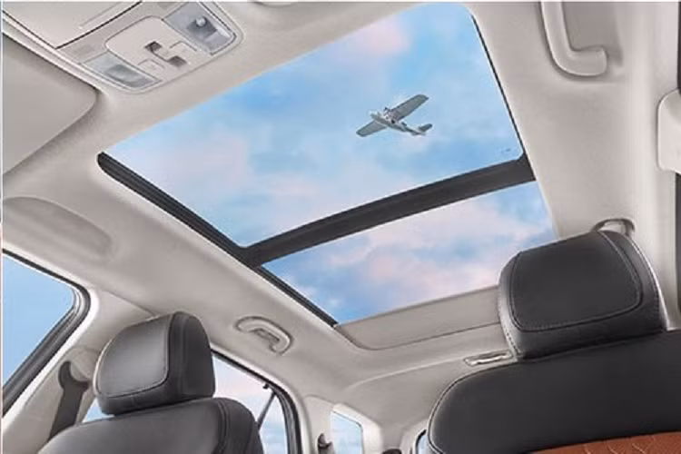 Thứ hai là động cơ diesel 4 xi-lanh, dung tích 1.5L dùng chung với Hyundai Creta, sản sinh công suất tối đa 115 mã lực và mô-men xoắn cực đại 250 Nm.