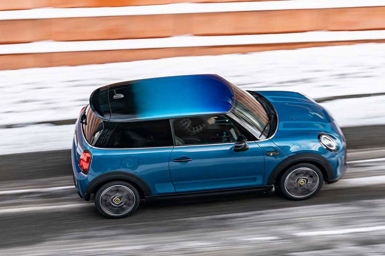 Chi tiết thiết kế mới Multitone cho MINI này đang được cung cấp trên những mẫu xe Clubman và Hardtop, chính vì vậy nhũng chiếc xe sẽ đẹp mắt hơn nhờ “một quá trình sơn 'ướt trên ướt' sáng tạo”.