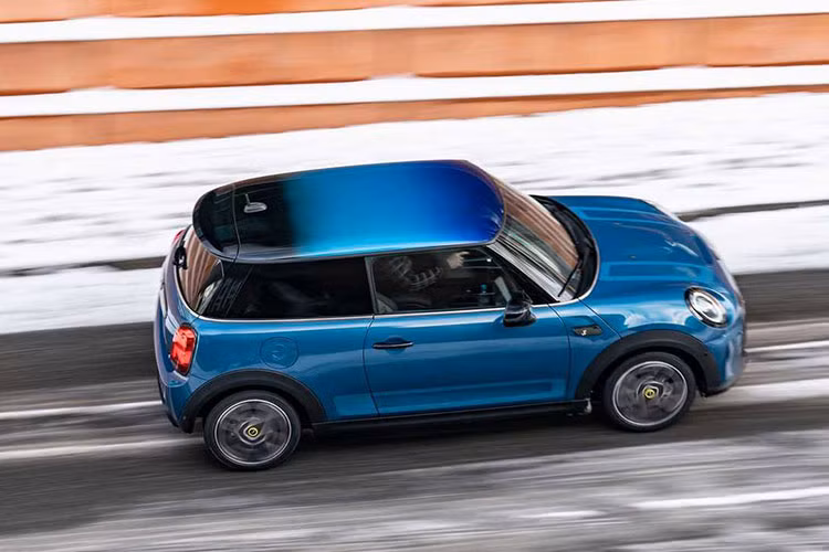 Chi tiết thiết kế mới Multitone cho MINI này đang được cung cấp trên những mẫu xe Clubman và Hardtop, chính vì vậy nhũng chiếc xe sẽ đẹp mắt hơn nhờ “một quá trình sơn 'ướt trên ướt' sáng tạo”.