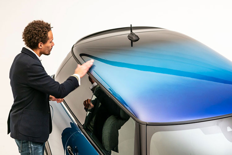 Công ty luôn luôn thử nghiệm những phương thức mới để khiến những chiếc Mini trở nên nổi bật hơn, và giờ đây, họ đang làm điều đó một lần nữa với sự ra đời của nóc Multitone cho xe MINI, một quá trình sơn đột phá tại nhà máy Mini ở Oxford có khả năng dung hợp 3 màu sắc khác nhau lên phần nóc xe.