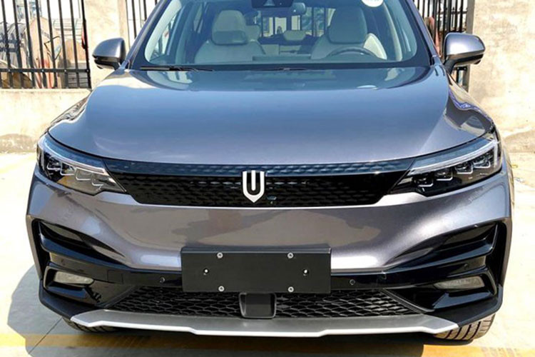 Ngoài ra, mẫu xe này còn có những trang bị ngoại thất như đèn pha laser, đèn LED định vị ban ngày, đèn hậu LED, đèn sương mù, gương ngoại thất gập chỉnh điện và có sấy, kính cửa sổ chỉnh điện, mở cửa không cần chìa khóa hay vành hợp kim 19 inch, nằm trong lốp 235/50. 