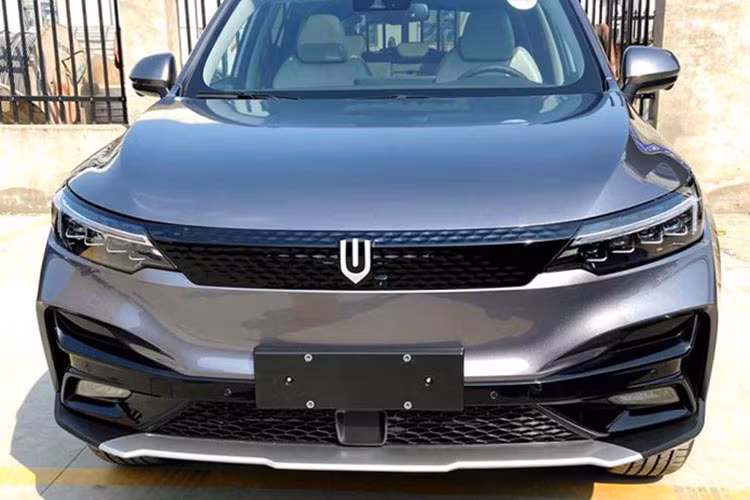 Ngoài ra, mẫu xe này còn có những trang bị ngoại thất như đèn pha laser, đèn LED định vị ban ngày, đèn hậu LED, đèn sương mù, gương ngoại thất gập chỉnh điện và có sấy, kính cửa sổ chỉnh điện, mở cửa không cần chìa khóa hay vành hợp kim 19 inch, nằm trong lốp 235/50. 