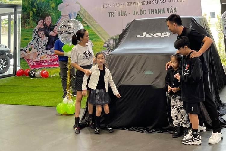 Vào trưa hôm nay, nữ diễn viên Ốc Thanh Vân đã chia sẻ về việc rước một "thành viên" hoàn toàn mới vào gia đình của mình để có thể trải nghiệm trong thời gian tới. Sau khi đã mua Mini Cooper, Kia Ray, VinFast LUX A2.0 hay VinFast LUX SA2.0, nữ MC cùng chồng đã tậu chiếc xe Jeep Wrangler hầm hố.