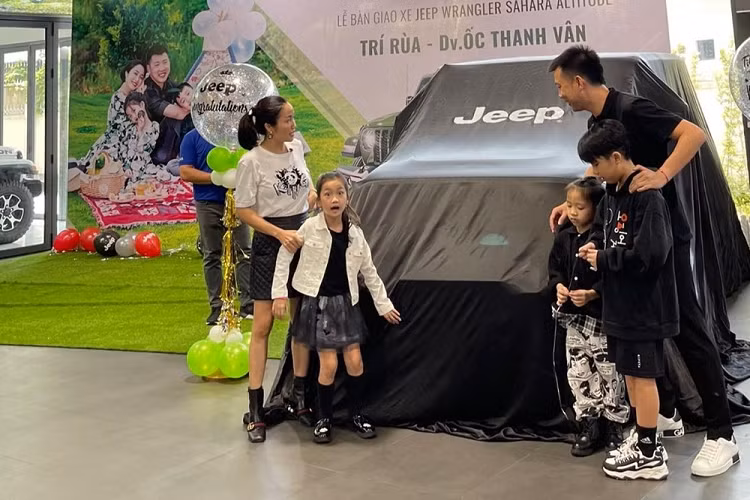 Vào trưa hôm nay, nữ diễn viên Ốc Thanh Vân đã chia sẻ về việc rước một "thành viên" hoàn toàn mới vào gia đình của mình để có thể trải nghiệm trong thời gian tới. Sau khi đã mua Mini Cooper, Kia Ray, VinFast LUX A2.0 hay VinFast LUX SA2.0, nữ MC cùng chồng đã tậu chiếc xe Jeep Wrangler hầm hố.