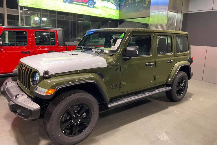 Được biết, chiếc xe Jeep Wrangler của Ốc Thanh Vân mới tậu thuộc phiên bản Sahara Altitude, xe sở hữu màu sơn xanh quân đội rất hầm hố và đang được nhiều tay chơi Việt chọn mua vì sự cá tính.