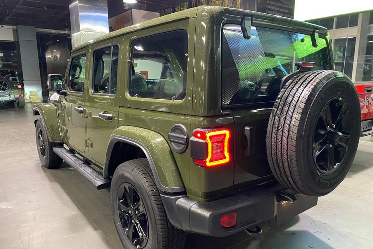 Ốc Thanh Vân cùng chồng sẽ trải nghiệm mẫu xe Jeep Wrangler Sahara Altitude mới mua qua trang bị hộp số tự động 8 cấp và hệ dẫn động 4 bánh cùng hệ thống khóa vi sai điện tử trước sau Tru-Lok