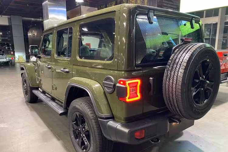 Ốc Thanh Vân cùng chồng sẽ trải nghiệm mẫu xe Jeep Wrangler Sahara Altitude mới mua qua trang bị hộp số tự động 8 cấp và hệ dẫn động 4 bánh cùng hệ thống khóa vi sai điện tử trước sau Tru-Lok