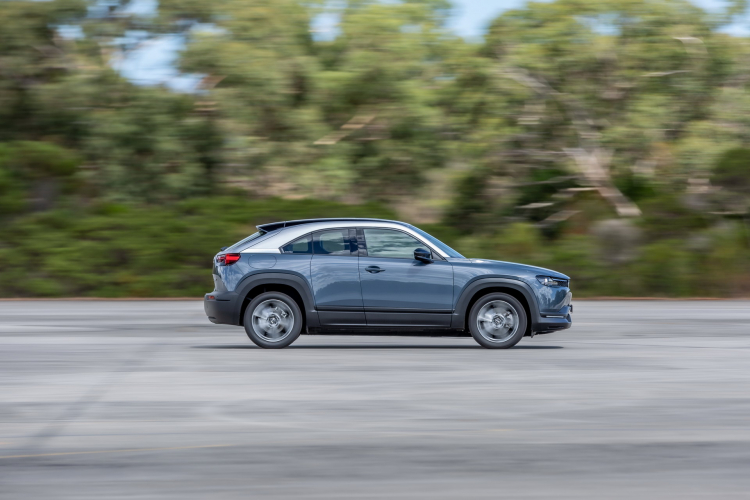 Các trang bị tiêu chuẩn trên phiên bản MX-30 Astina 2021 mới tại Úc gồm: la-zăng hợp kim 18 inch, camera 360 độ, gương tự động làm mờ, cửa sổ trời bằng kính, đèn pha LED cảm biến trời tối, mở cửa không cần chìa khóa.