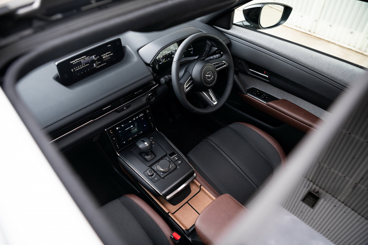 Bộ pin của MX-30 có thể được sạc từ 20 đến 80% với nguồn điện 6,6 kWh trong khoảng 3 giờ hoặc sạc nhanh trong 36 phút với nguồn điện 50 kWh. Sử dụng ổ cắm tường tiêu chuẩn sẽ tăng thời gian sạc lên 9 giờ.