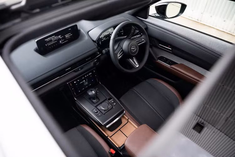 Bộ pin của MX-30 có thể được sạc từ 20 đến 80% với nguồn điện 6,6 kWh trong khoảng 3 giờ hoặc sạc nhanh trong 36 phút với nguồn điện 50 kWh. Sử dụng ổ cắm tường tiêu chuẩn sẽ tăng thời gian sạc lên 9 giờ.