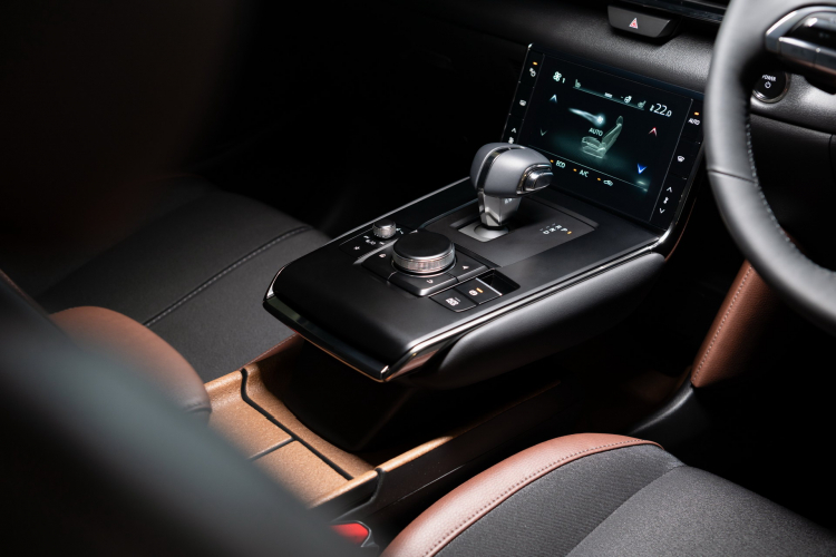 Xe cũng sở hữu hệ thống hỗ trợ khởi hành ngang dốc, cảnh báo chệch làn đường, hỗ trợ giữ làn đường, kiểm soát hành trình bằng radar, hỗ trợ phanh khẩn cấp, giám sát người lái, nhận dạng biển báo giao thông, hệ thống giám sát áp suất lốp và 10 túi khí.