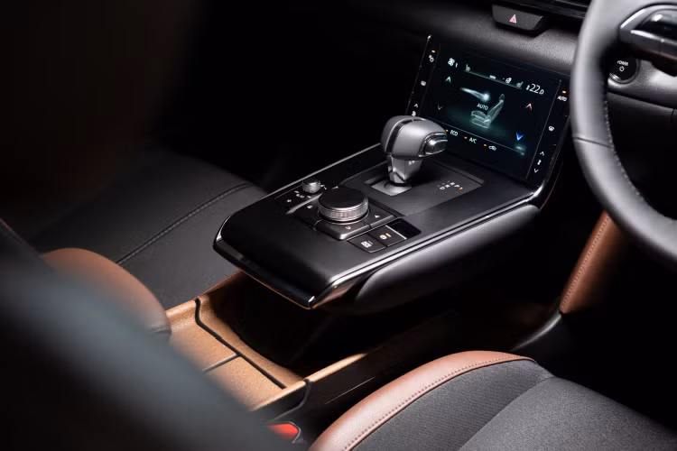 Xe cũng sở hữu hệ thống hỗ trợ khởi hành ngang dốc, cảnh báo chệch làn đường, hỗ trợ giữ làn đường, kiểm soát hành trình bằng radar, hỗ trợ phanh khẩn cấp, giám sát người lái, nhận dạng biển báo giao thông, hệ thống giám sát áp suất lốp và 10 túi khí.