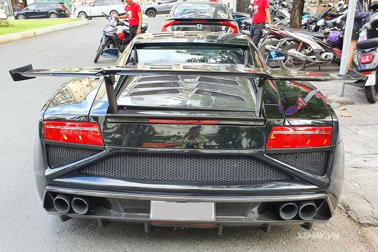 Được biết, trước khi chuyển sang màu ngoại thất như hiện tại, Gallardo sở hữu bộ cánh màu vàng - cũng là dán decal, phương pháp làm đẹp cho ô tô này rất phổ biến.