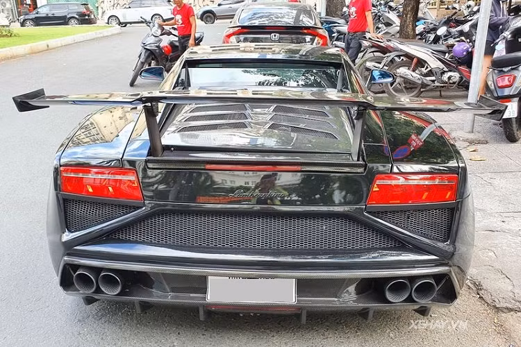 Được biết, trước khi chuyển sang màu ngoại thất như hiện tại, Gallardo sở hữu bộ cánh màu vàng - cũng là dán decal, phương pháp làm đẹp cho ô tô này rất phổ biến.