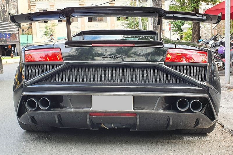 Lamborghini Gallardo độ bodykit Squadra Corse cũng đã được lên đời hệ thống ống xả hiệu Capristo cho âm thanh to hơn, "đã tai" hơn nguyên bản. Bộ la-zăng 5 chấu lạ mắt sơn đen bóng của siêu xe Ý cũng giúp xe trở nên nổi bật và hầm hố hơn.