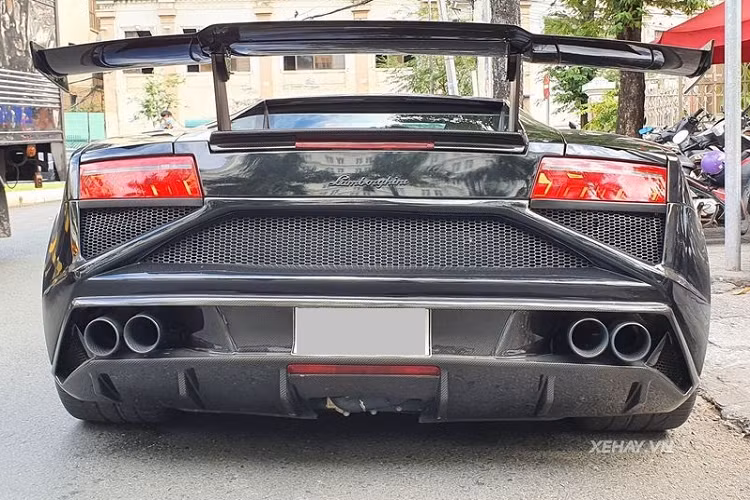 Lamborghini Gallardo độ bodykit Squadra Corse cũng đã được lên đời hệ thống ống xả hiệu Capristo cho âm thanh to hơn, "đã tai" hơn nguyên bản. Bộ la-zăng 5 chấu lạ mắt sơn đen bóng của siêu xe Ý cũng giúp xe trở nên nổi bật và hầm hố hơn.