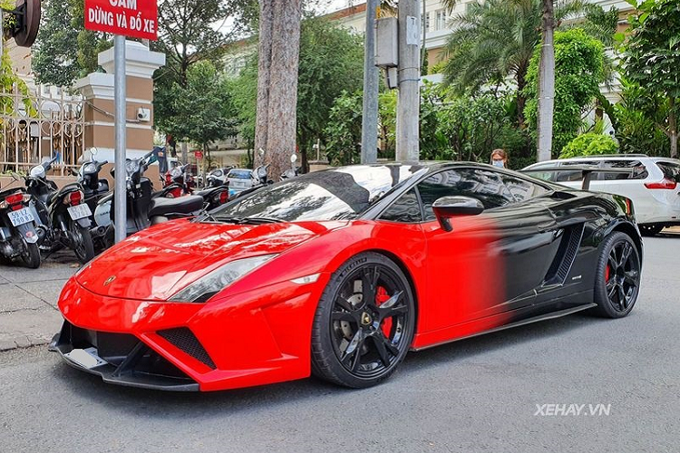 Với bodykit Squadra Corse, siêu xe Lamborghini Gallardo trông hầm hố hơn hẳn nhờ cản trước, cản sau góc cạnh mới, ốp sườn và ốp gương chiếu hậu bằng sợi carbon, cánh gió carbon cỡ lớn phía sau, nắp động cơ sửa đổi và bộ khuếch tán mạnh mẽ cũng được làm từ sợi carbon.