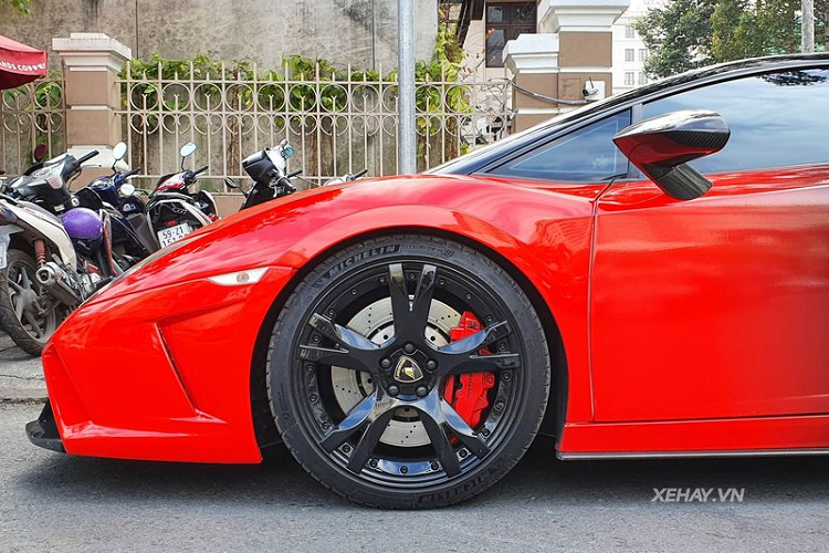 Bên cạnh bộ kit khí động học, "siêu bò" Lamborghini Gallardo này còn gây ấn tượng nhờ lớp áo đỏ - đen ombre độc đáo - được thực hiện qua việc dán decal.