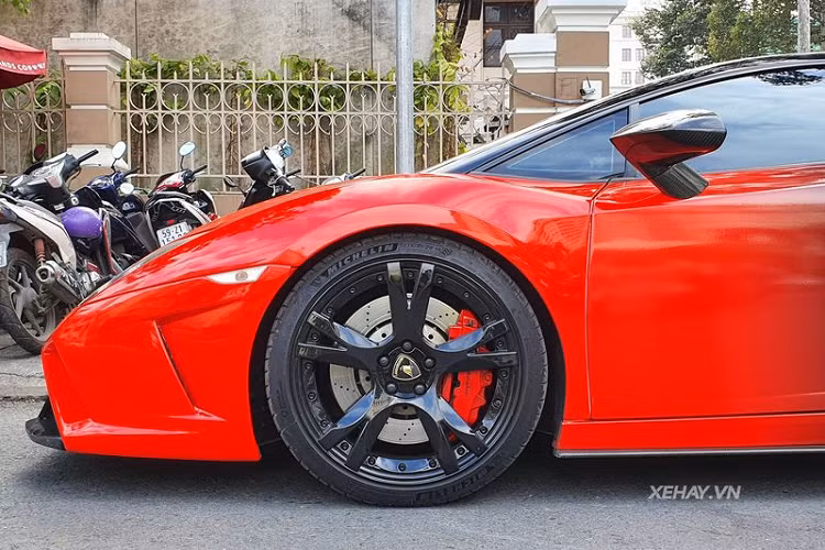 Bên cạnh bộ kit khí động học, "siêu bò" Lamborghini Gallardo này còn gây ấn tượng nhờ lớp áo đỏ - đen ombre độc đáo - được thực hiện qua việc dán decal.