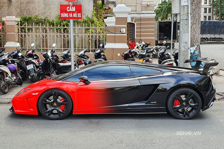 Tuy nhiên, cỗ máy của chiếc Gallardo này đã được độ tăng công suất nên mạnh mẽ hơn so với những con số nói trên. Mức giá xe Lamborghini Gallardo đã qua sử dụng tại Việt Nam hiện khoảng từ hơn 4 tỷ đồng.