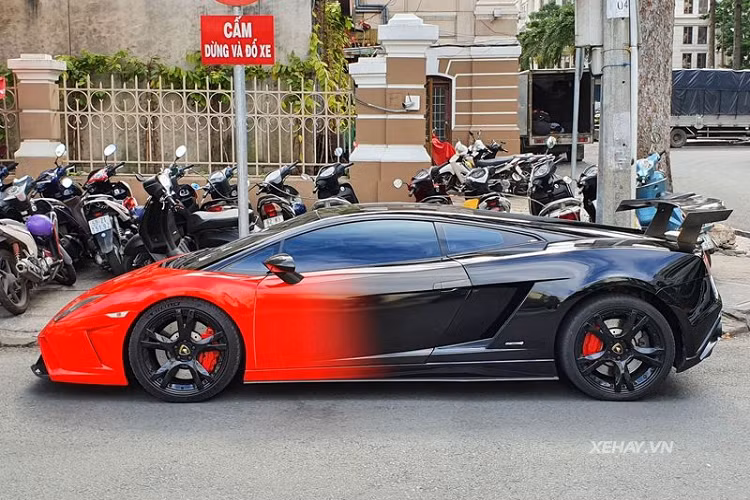 Tuy nhiên, cỗ máy của chiếc Gallardo này đã được độ tăng công suất nên mạnh mẽ hơn so với những con số nói trên. Mức giá xe Lamborghini Gallardo đã qua sử dụng tại Việt Nam hiện khoảng từ hơn 4 tỷ đồng.