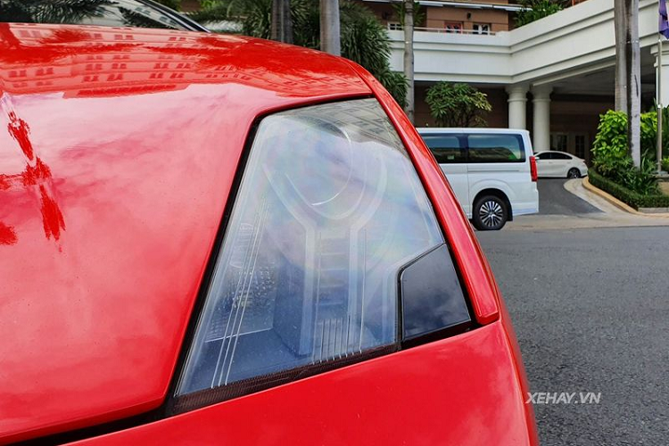 Phần đầu xe có màu đỏ và đen dần ra phía đuôi xe rất thú vị.