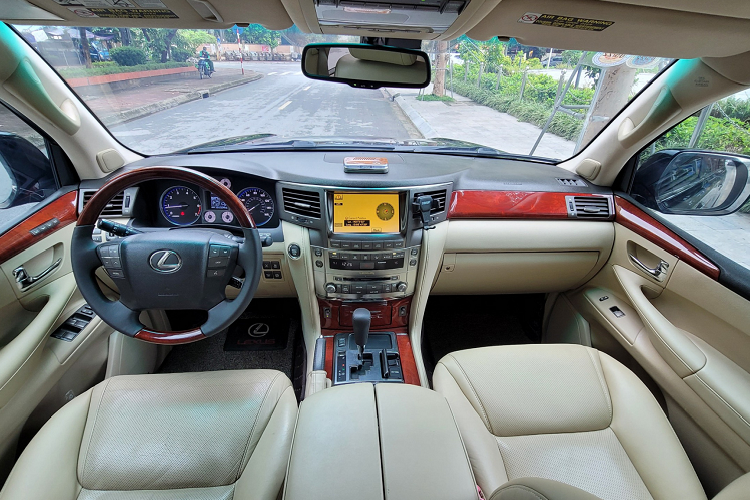 Nhưng xe sang của Nhật lại khác, các thương hiệu xe sang phổ biến như Lexus được người dùng đánh giá cao ở độ “lành tính”, động cơ bền bỉ có độ tin cậy cao, ít đòi hỏi bảo dưỡng phức tạp như xe Đức. Trên thực tế, trong tầm giá 2,4 tỷ đồng để sở hữu Lexus LX 570 đời 2010 này đủ để mua một lúc 2 chiếc SUV hạng sang cỡ lớn khác như Mercedes-Benz GL cùng đời 2010 có giá trên thị trường rơi vào khoảng 800 triệu đến 1 tỷ đồng, tùy phiên bản (GL 350 hay GL550).