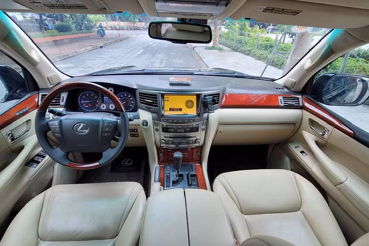 Nhưng xe sang của Nhật lại khác, các thương hiệu xe sang phổ biến như Lexus được người dùng đánh giá cao ở độ “lành tính”, động cơ bền bỉ có độ tin cậy cao, ít đòi hỏi bảo dưỡng phức tạp như xe Đức. Trên thực tế, trong tầm giá 2,4 tỷ đồng để sở hữu Lexus LX 570 đời 2010 này đủ để mua một lúc 2 chiếc SUV hạng sang cỡ lớn khác như Mercedes-Benz GL cùng đời 2010 có giá trên thị trường rơi vào khoảng 800 triệu đến 1 tỷ đồng, tùy phiên bản (GL 350 hay GL550).