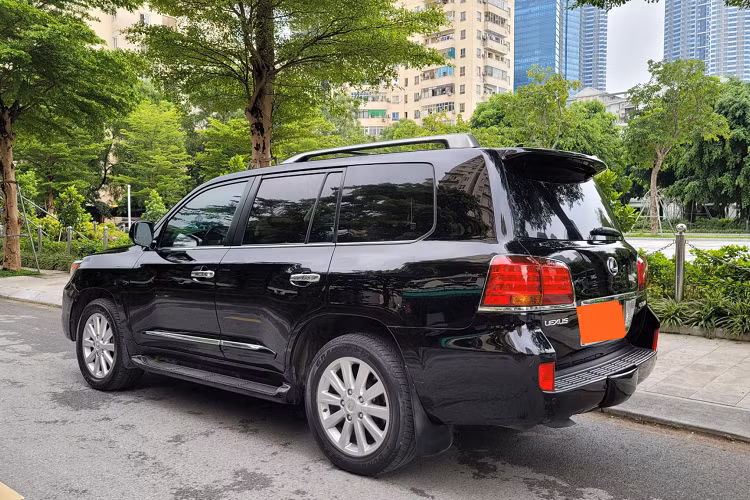 Bên dưới nắp ca-pô Lexus LX 570 2010 sử dụng động cơ V8 dung tích 5.7L (mã 3UR-FE) hút khí tự nhiên cho công suất tối đa 381 mã lực tại 5.600 vòng/phút và mô-men xoắn cực đại 543Nm từ 3.600 vòng/phút. Sức mạnh được truyền xuống bốn bánh toàn thời gian (4WD), thông qua hộp số tự động 6 cấp (6AT). Động cơ mã 3UR-FE này vẫn tiếp tục được sử dụng cho đến ngày nay.