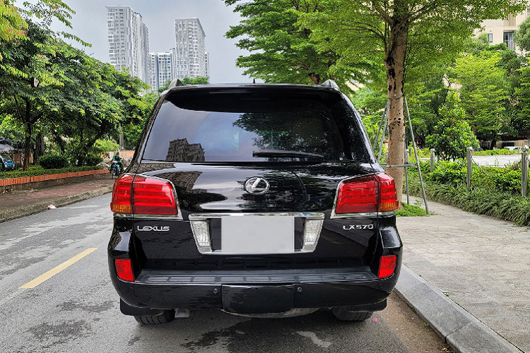 Ghế lái và ghế phụ chỉnh điện 14 hướng, ghế lái có chức năng nhớ vị trí và cả hai đều tích hợp sưởi và làm mát. Ngay bảng táp-lô điều khiển trung tâm là màn hình giải trí cỡ lớn, hai bên là cửa gió điều hòa. Cần số của xe được thiết kế dạng zic zắc, bên dưới là nhiều nút cài đặt hệ dẫn động, nâng hạ gầm và các chế độ lái. .