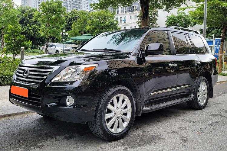 Là mẫu SUV hạng sang hàng đầu của Lexus, nội thất xe được trang bị nhiều tiện nghi và sử dụng nhiều vật liệu cao cấp. Theo đó, ô-lăng, táp-pi cửa, ghế ngồi đều được bọc da cao cấp và ốp gỗ sang trọng. Vô-lăng trợ lực điện được tích hợp nhiều nút chức năng.