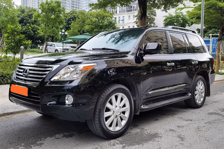 Là mẫu SUV hạng sang hàng đầu của Lexus, nội thất xe được trang bị nhiều tiện nghi và sử dụng nhiều vật liệu cao cấp. Theo đó, ô-lăng, táp-pi cửa, ghế ngồi đều được bọc da cao cấp và ốp gỗ sang trọng. Vô-lăng trợ lực điện được tích hợp nhiều nút chức năng.