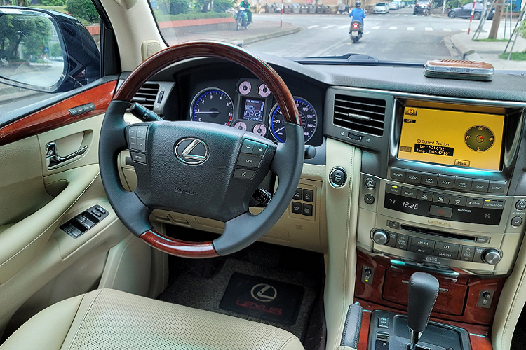 Khi nhìn vào thiết kế ngoại thất, có thể nhiều người nhầm tưởng Lexus LX 570 đời mới hiện nay và phiên bản cũ này là 2 thế hệ khác nhau. Nhưng thực chất, chúng đều thuộc thế hệ LX thứ 3 (URJ200) và cách biệt nhau bằng một đợt nâng cấp nhẹ từ đời 2012 – 2015. Nội thất LX 570 cung cấp 7 chỗ ngồi rộng rãi với bố trí chia theo tỷ lệ 2-3-2. 