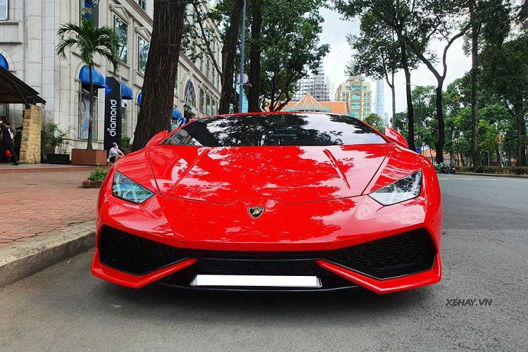 Một thời gian sau khi bán McLaren 720S Spider thì doanh nhân Quốc Vũ, chồng của ca sĩ Đoàn Di Băng đã tậu siêu bò Lamborghini Huracan LP610-4 chính hãng. Đặc biệt hơn, đây là chiếc Huracan LP610-4 mới hoàn toàn chưa từng lăn bánh.