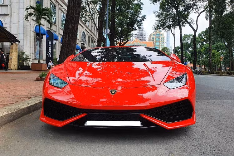 Về kích thước, Lamborghini Huracan LP610-4 có chiều dài 4.459 mm, chiều rộng 1.924 mm, chiều cao 1.165 mm và chiều dài cơ sở là 2.620 mm.