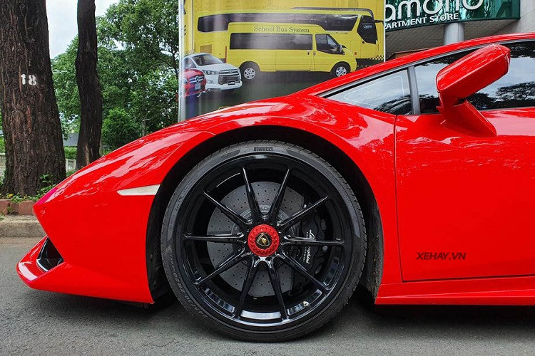 Bên ngoài, chiếc Huracan này sở hữu màu sơn đỏ tươi được Lamborghini gọi là Rosso Mars. Ban đầu, Huracan LP610-4 sở hữu dàn mâm nan hoa 5 chấu kép, sơn đen bóng cá tính nhưng sau đó được nâng cấp thành bộ mâm đa chấu với ốc khóa tâm thuộc chương trình nâng cấp phụ kiện thể thao chính hãng.