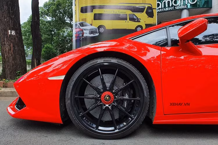 Bên ngoài, chiếc Huracan này sở hữu màu sơn đỏ tươi được Lamborghini gọi là Rosso Mars. Ban đầu, Huracan LP610-4 sở hữu dàn mâm nan hoa 5 chấu kép, sơn đen bóng cá tính nhưng sau đó được nâng cấp thành bộ mâm đa chấu với ốc khóa tâm thuộc chương trình nâng cấp phụ kiện thể thao chính hãng.