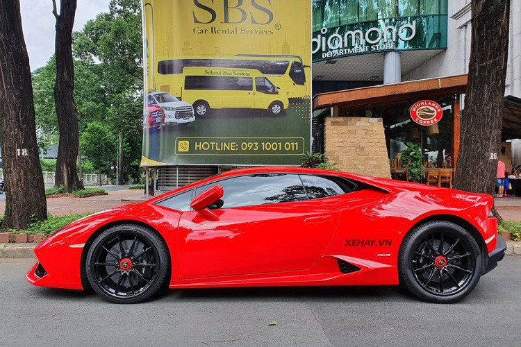 Giá xe Lamborghini Huracan LP610-4 chính hãng tại Việt Nam theo bảng tính giá lệ phí trước bạ của Bộ Tài Chính là 21,8 tỷ đồng. Tuy nhiên, một số thông tin cho rằng, vợ chồng Đoàn Di Băng có thể chỉ phải bỏ ra số tiền trên 15 tỷ đồng để sở hữu xe Huracan LP610-4 chính hãng.