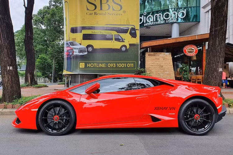 Giá xe Lamborghini Huracan LP610-4 chính hãng tại Việt Nam theo bảng tính giá lệ phí trước bạ của Bộ Tài Chính là 21,8 tỷ đồng. Tuy nhiên, một số thông tin cho rằng, vợ chồng Đoàn Di Băng có thể chỉ phải bỏ ra số tiền trên 15 tỷ đồng để sở hữu xe Huracan LP610-4 chính hãng.