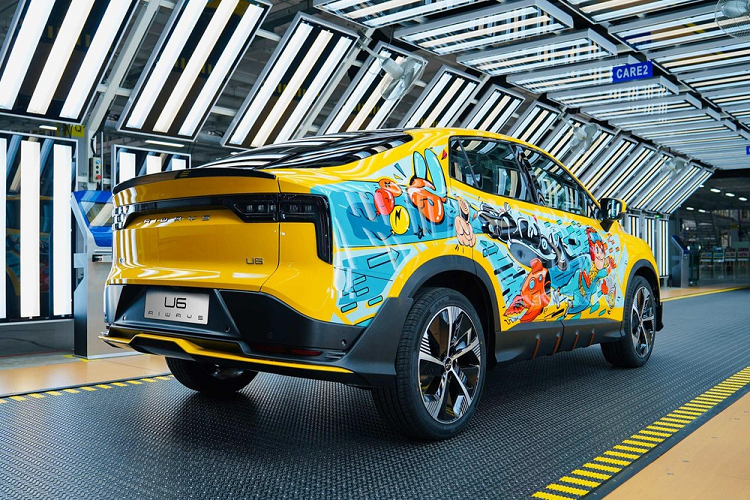 Hơn một năm sau, Aiways giờ đây đang chuẩn bị bắt đầu giao hàng mẫu U6 sản xuất ở thị trường Trung Quốc và châu Âu. Có thể nhận định rằng Aiways U6 2022 chạy điện chính là câu trả lời của Trung Quốc đối với Tesla Model Y, nhưng nó trông bóng bẩy hơn nhiều và được thiết kế để thu hút người mua trẻ.