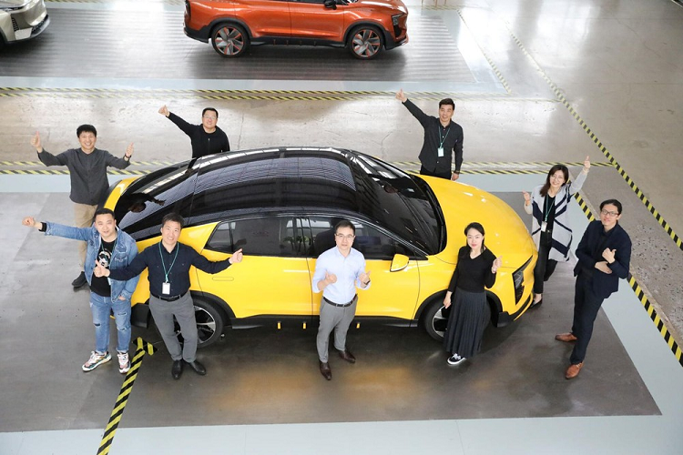 Với kích thước chất xe thể thao, vòm bánh xe cơ bắp, và phần đầu – đuôi ngắn, mẫu xe sản xuất vẫn giữ lại nhiều yếu tố từ bản concept, và điều đó có thể coi là một điểm tích cực đáng khen. So với Aiways U5, U6 dài hơn khoảng 61 mm, trong khi phần nóc dốc nhẹ có kính màu chống nắng. Kích thước cụ thể của U6 là dài 4.805 mm, rộng 1.880 mm, cao 1.641 mm, và trục cơ sở 2.800 mm.